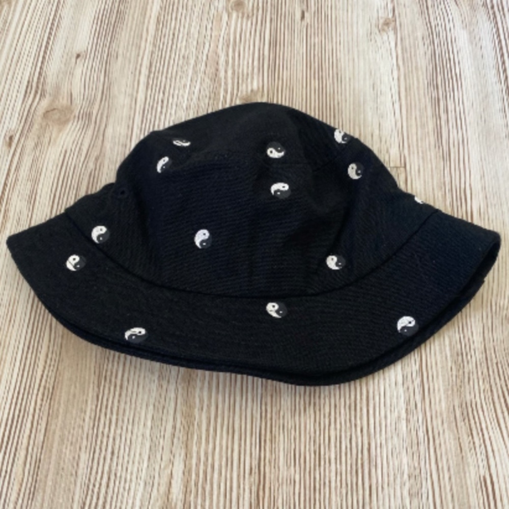 Ying and Yang pacsun black bucket hat, one size